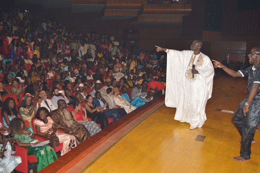 En direct du grand théâtre:  "Spécial ndéwleun"Pape Diouf  affiche le plein et met le feu dans la salle.
