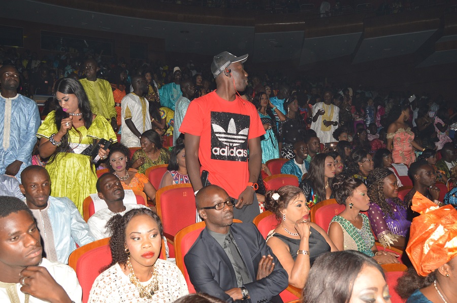 En direct du grand théâtre:  "Spécial ndéwleun"Pape Diouf  affiche le plein et met le feu dans la salle.