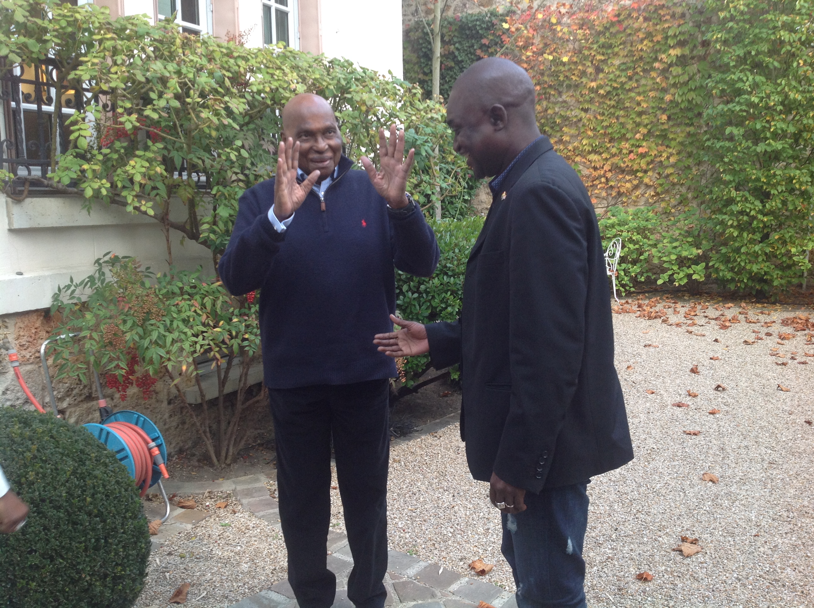  Photos +video :Le président Wade recevant à Versailles Abdoulaye Mamadou Guissé, président du parti Mcss Fulla Ak Fayda