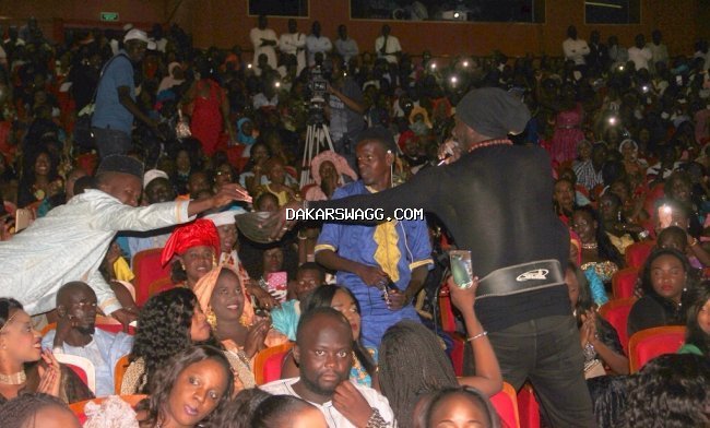 Carlou D, le Baye Fall du rap Galsen, impose le "Sagne Sagne" au Grand Théâtre.(images)