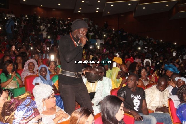 Carlou D, le Baye Fall du rap Galsen, impose le "Sagne Sagne" au Grand Théâtre.(images)