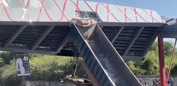 Accident sur la route de l’aéroport : Un camion percute la passerelle de Yoff, la circulation bloquée