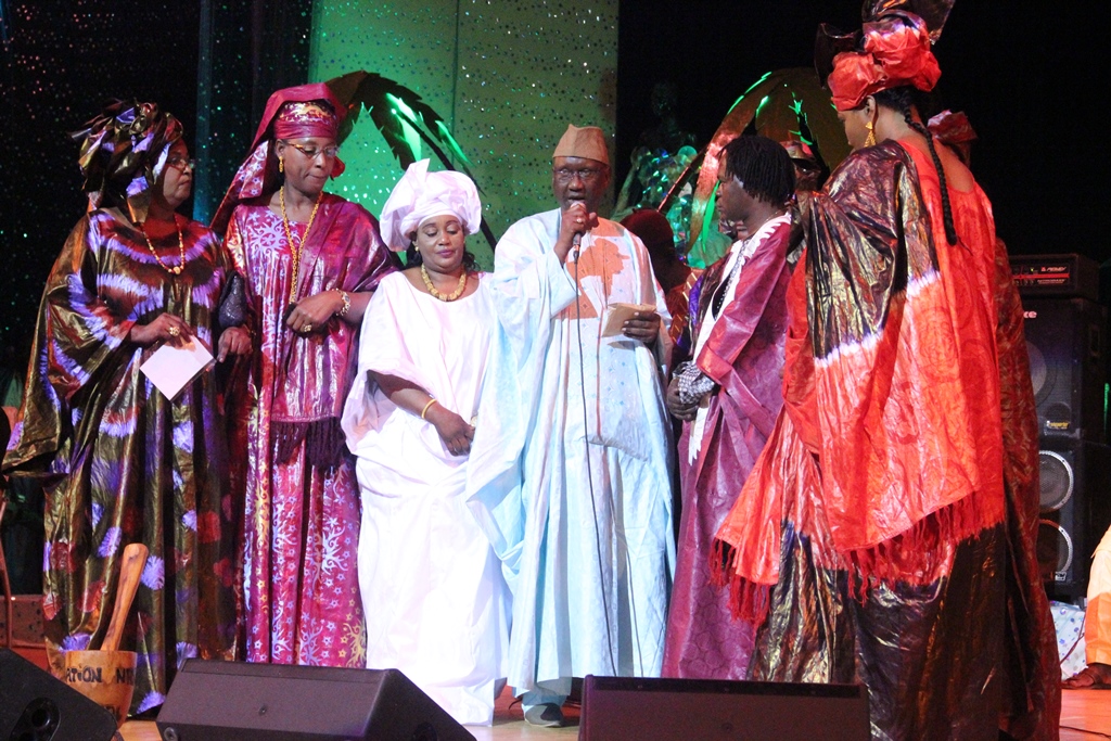 30 ANS: Baba Baidy Maal chauffe le grand théâtre. Regardez.