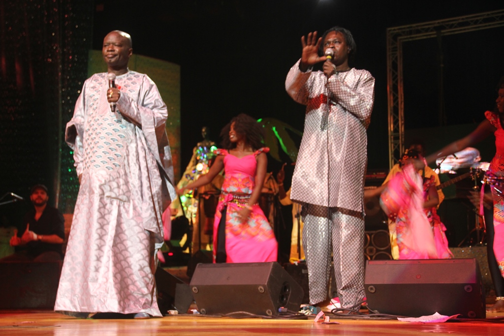 30 ANS: Baba Baidy Maal chauffe le grand théâtre. Regardez.