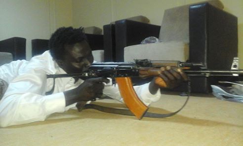 Exclusif ! Le djihadiste sénégalais Abdourahmane Mendy réapparaît avec une arme et expose son fils