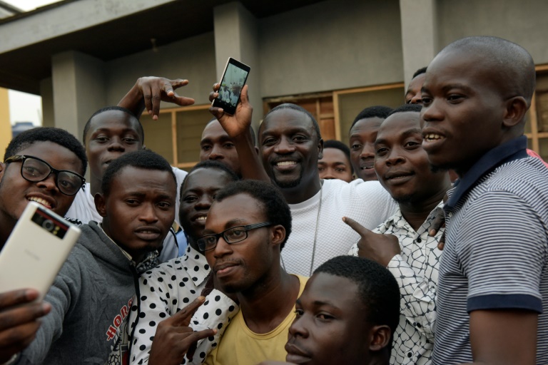 Akon inaugure le premier terrain de foot d’Afrique éclairé par les mouvements des joueurs au Nigeria