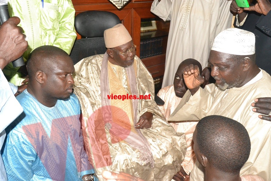 Maoloud 2015: L'homme d'affaires Aziz Ndiaye offre des bœufs à Abdoul Aziz Sy junior.