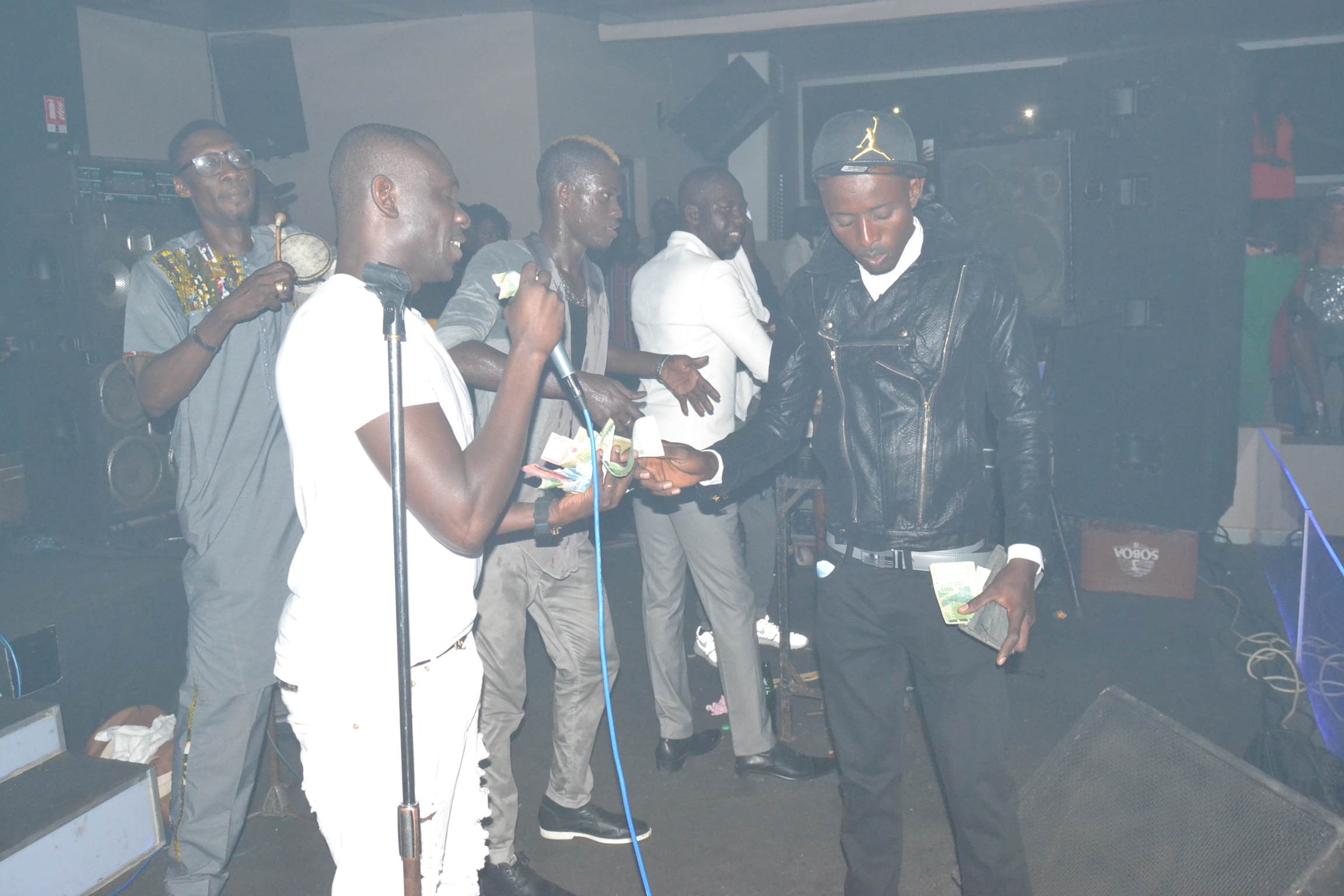 Blowy ex Klimanjaro; Pape Diouf met le feu et chauffe son publique. Regardez