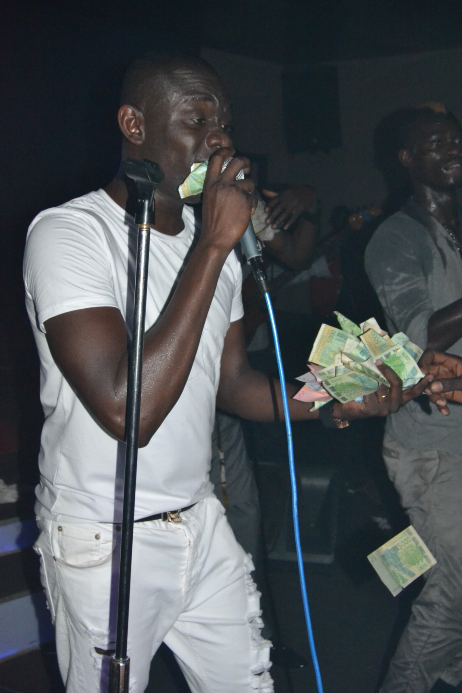 Blowy ex Klimanjaro; Pape Diouf met le feu et chauffe son publique. Regardez