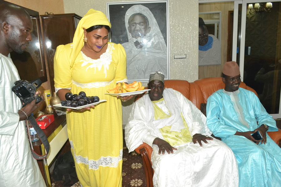 Maoloud 2015: Aziz Alé Ndiaye reçoit déja ses hotes à Tivaoune. Regardez