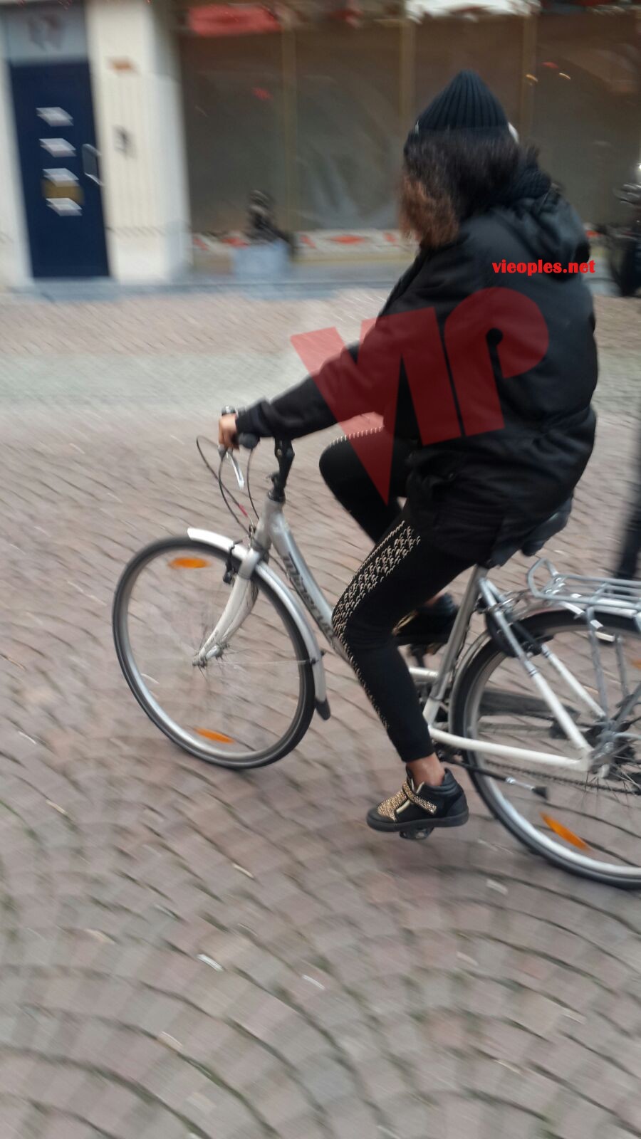 Photos: La danseuse de Viviane, Kiné l'épouse du danseur de Waly Hamady Badiane en mode bicyclette en Belgique.