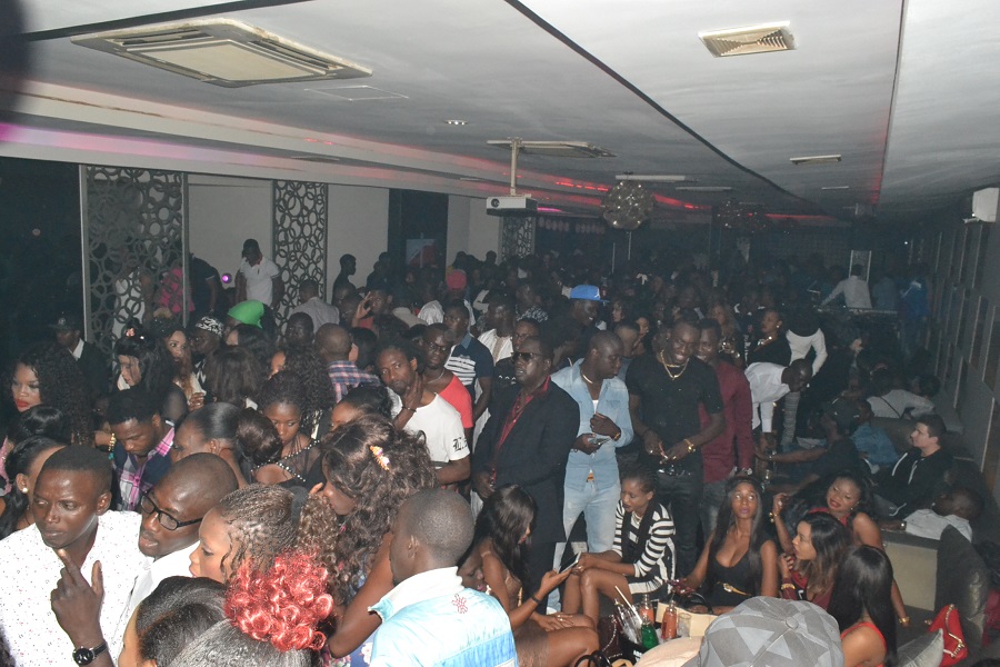 Derniére soirée 2015 à Dakar, Pape Diouf et la génération consciente cassent la baraque et surchargent le Baramundi.Regardez