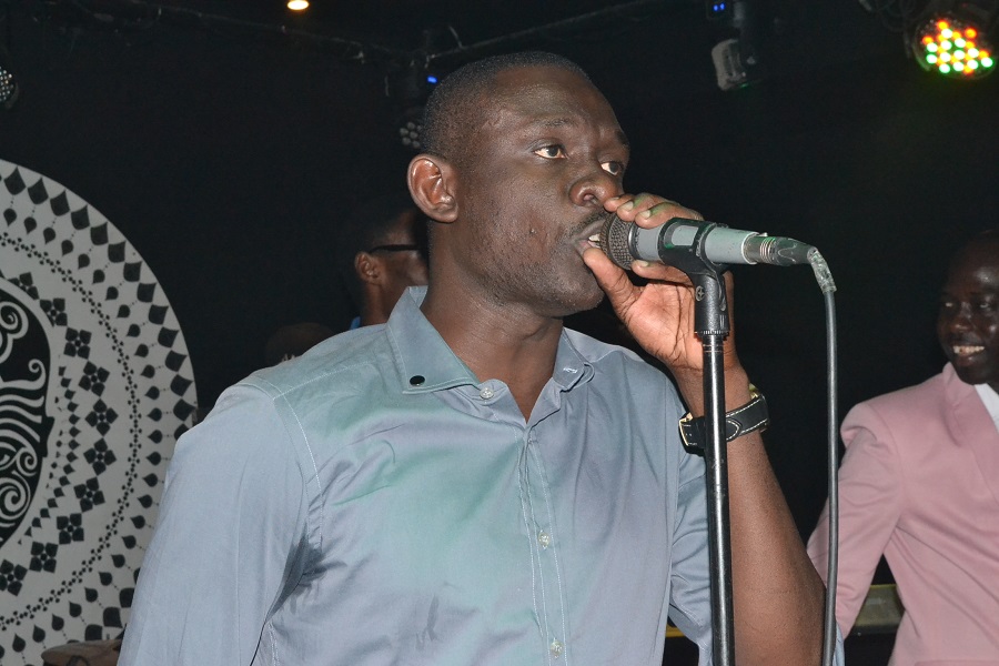 Derniére soirée 2015 à Dakar, Pape Diouf et la génération consciente cassent la baraque et surchargent le Baramundi.Regardez