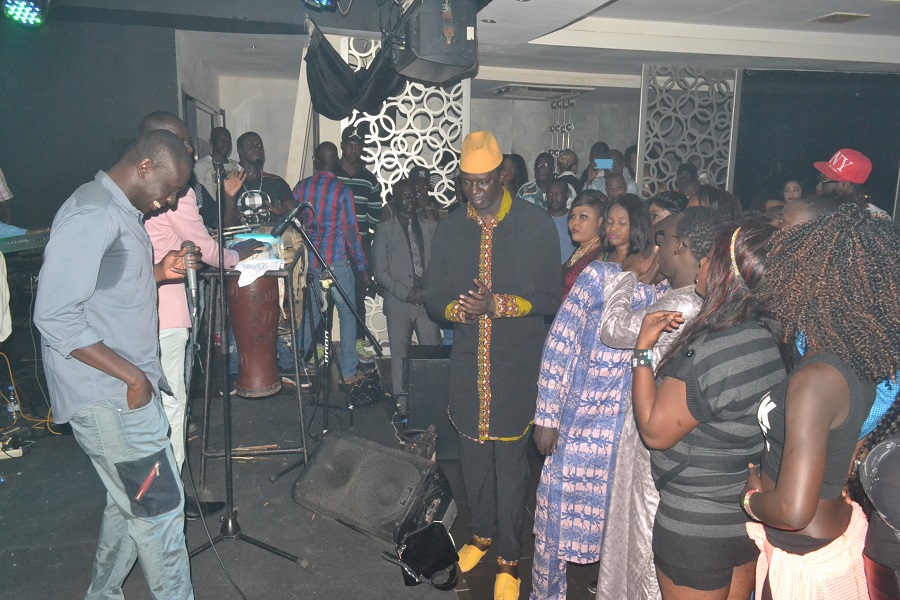 Derniére soirée 2015 à Dakar, Pape Diouf et la génération consciente cassent la baraque et surchargent le Baramundi.Regardez