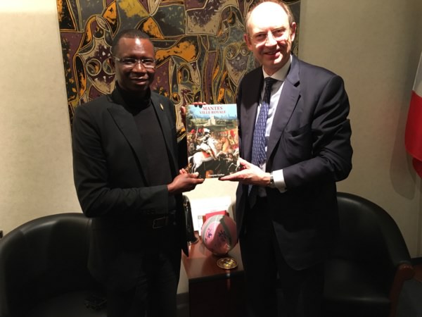 Forum économique à Mantes La Jolie : Daouda Dia, maire d’Orkadiéré décoré