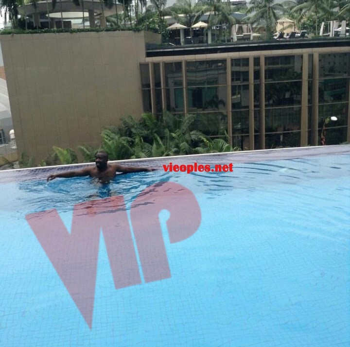 Le patron de dakaractu, Serigne Diagne en mode piscine à Impiana KLCC Hotel en Malaisie.