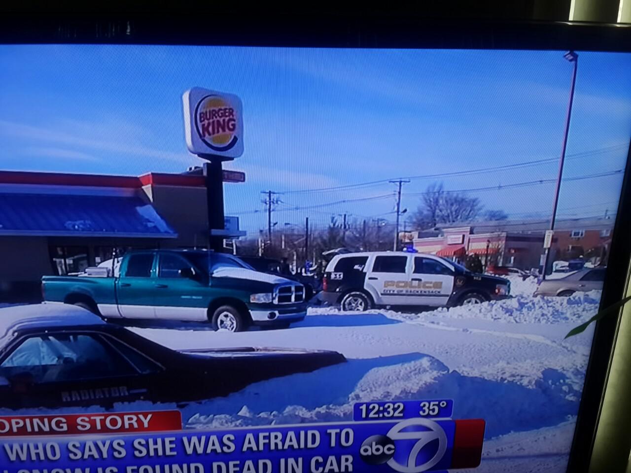 Hackensacck, une ville de New Jersey: Une femme de 78 ans meurt dans sa voiture après la neige.