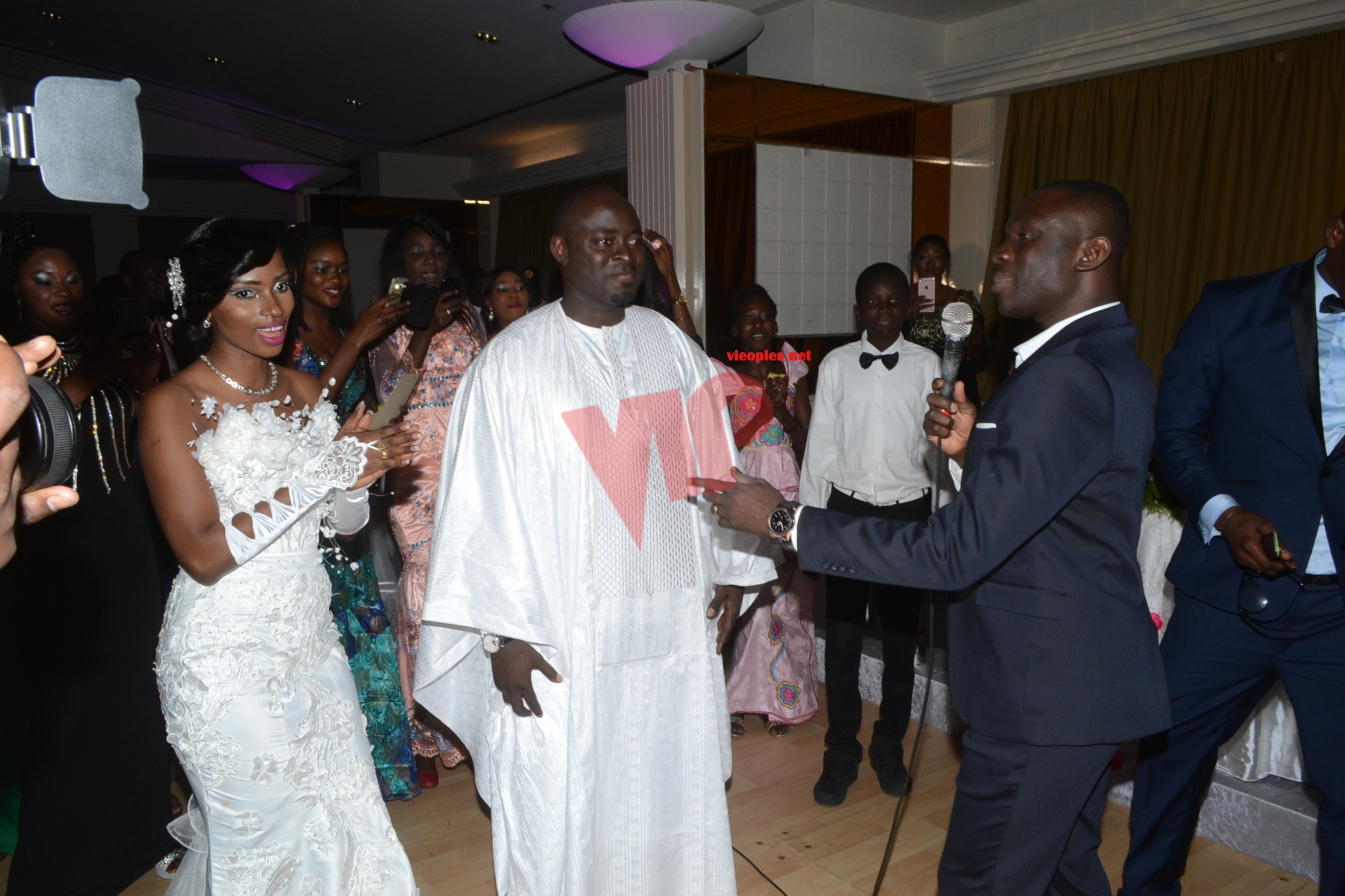 Quand le ministre Diene Farba Sarr donne en mariage sa fille, Pape Diouf assure l'ambiance.