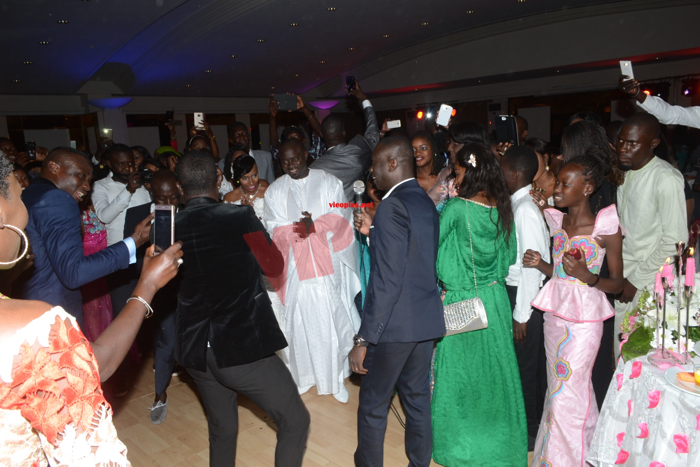 Quand le ministre Diene Farba Sarr donne en mariage sa fille, Pape Diouf assure l'ambiance.