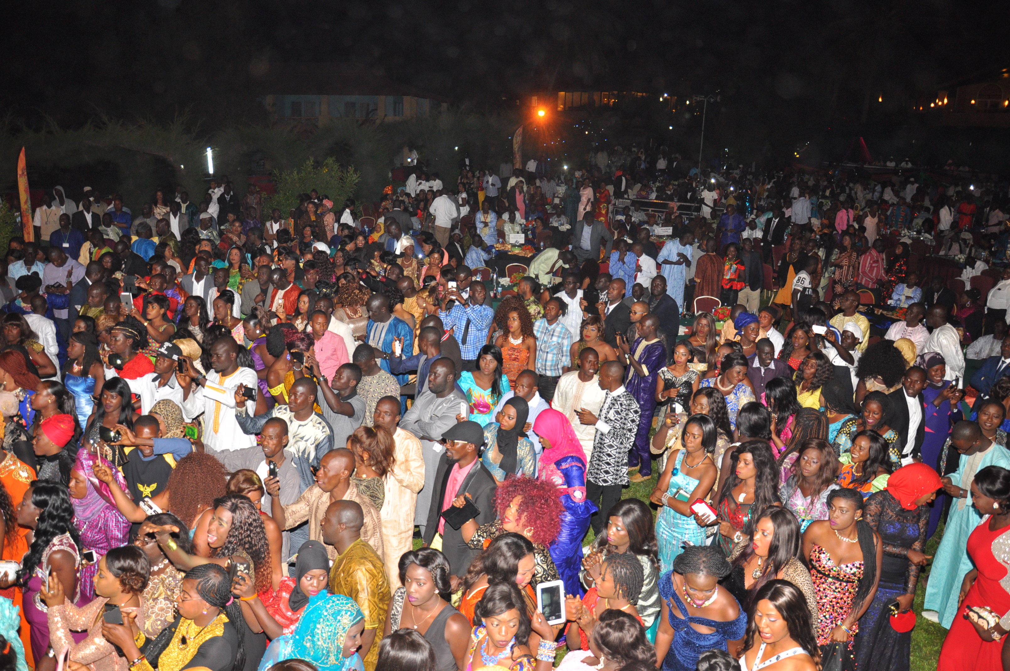 Pape Diouf mobilise plus de 18 000 fans dans le jardin de l’hôtel Kairaba  avec le Port Authority pour fêter l'indépendance de la Gambie.