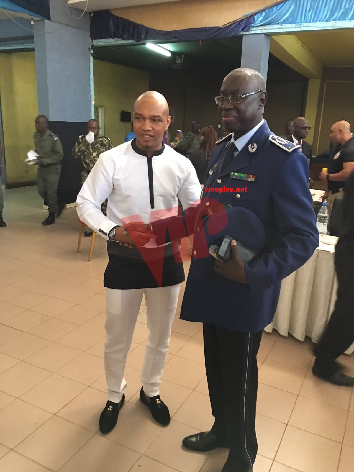 L'international Sénégalais, double ballon d'or El Hadj Ousseynou Diouf pour la sensiblisation des jeunes officiers devant le général Tine.