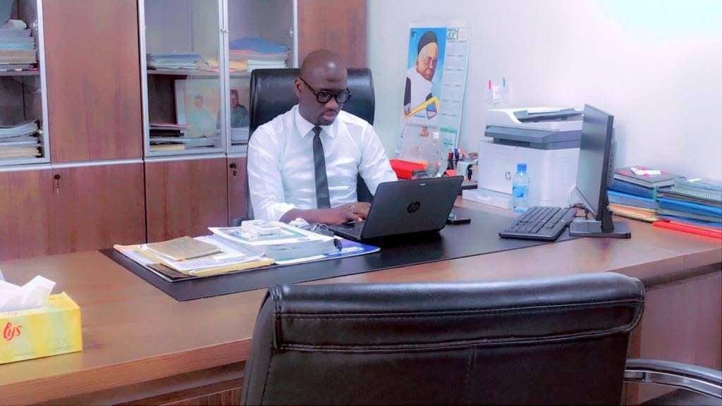 MOUHAMETH DIOP REMET ÇA AVEC L'ÂNE DE L'ENA