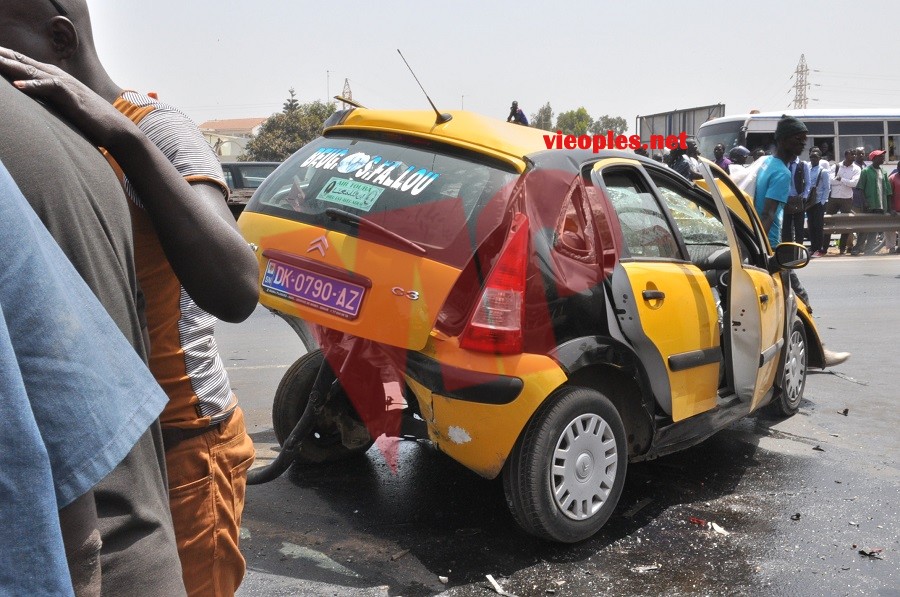 Les images de l'accident entre un taxi, une camionnette et une voiture L 200 sur l'autoroute aujourd'hui.