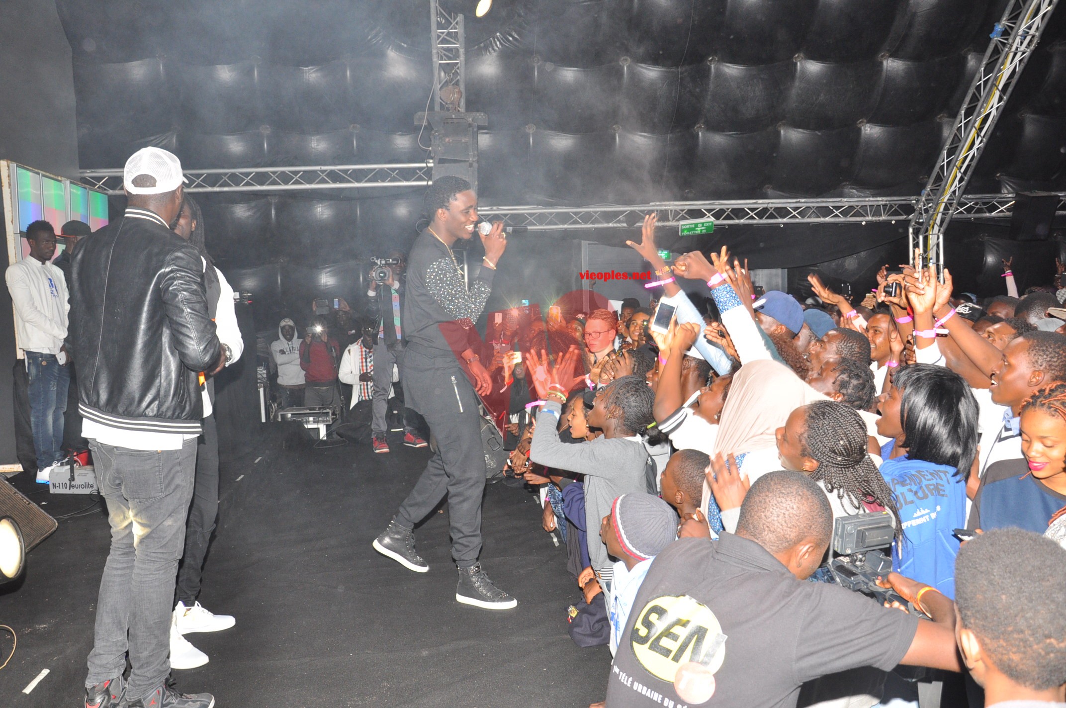 Sen Art Vision, Vouzénou et 37 Cinq vous présente le concert de Lefa du groupe Sexions D'assaut au Sea Plaza.