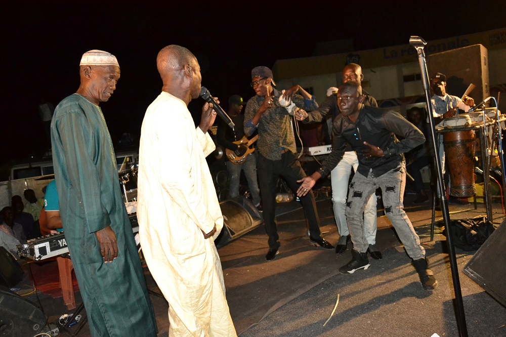 TOURNEE NATIONAL: Pape Diouf a l'assaut des Kaolackois avec la troupe " rirou tribunal". Regardez le big concert explosif