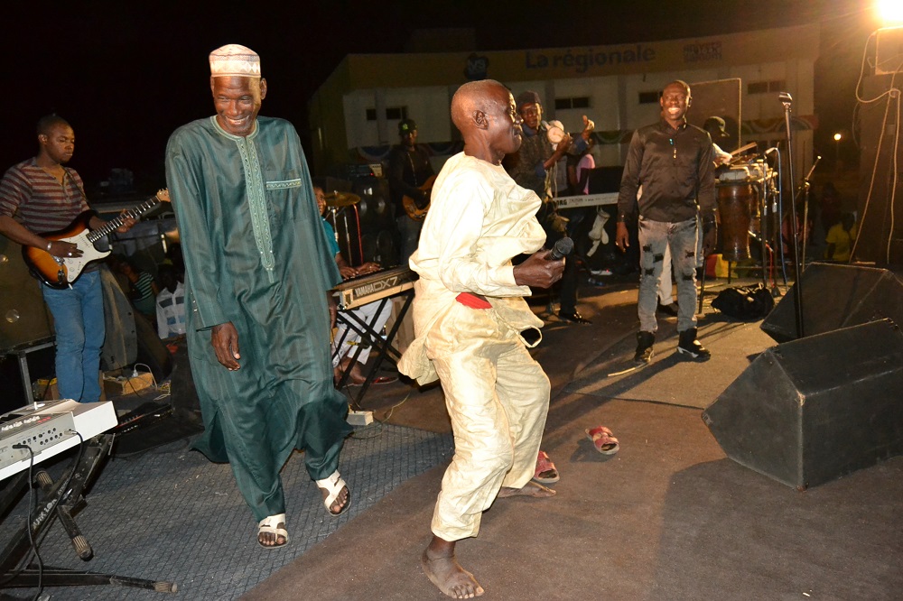 TOURNEE NATIONAL: Pape Diouf a l'assaut des Kaolackois avec la troupe " rirou tribunal". Regardez le big concert explosif