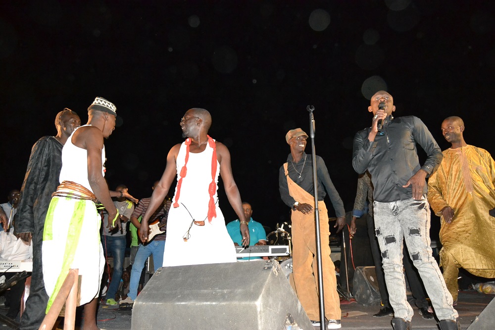 TOURNEE NATIONAL: Pape Diouf a l'assaut des Kaolackois avec la troupe " rirou tribunal". Regardez le big concert explosif