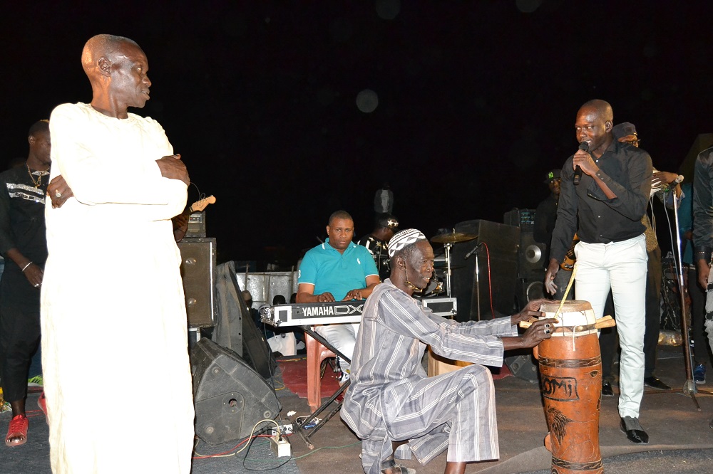 TOURNEE NATIONAL: Pape Diouf a l'assaut des Kaolackois avec la troupe " rirou tribunal". Regardez le big concert explosif