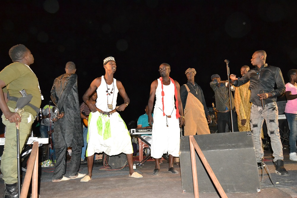 TOURNEE NATIONAL: Pape Diouf a l'assaut des Kaolackois avec la troupe " rirou tribunal". Regardez le big concert explosif