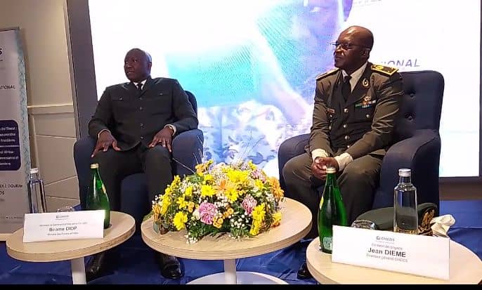 Oumar Pène honoré par les Armées : un hommage national à l’artiste du civisme et de la paix