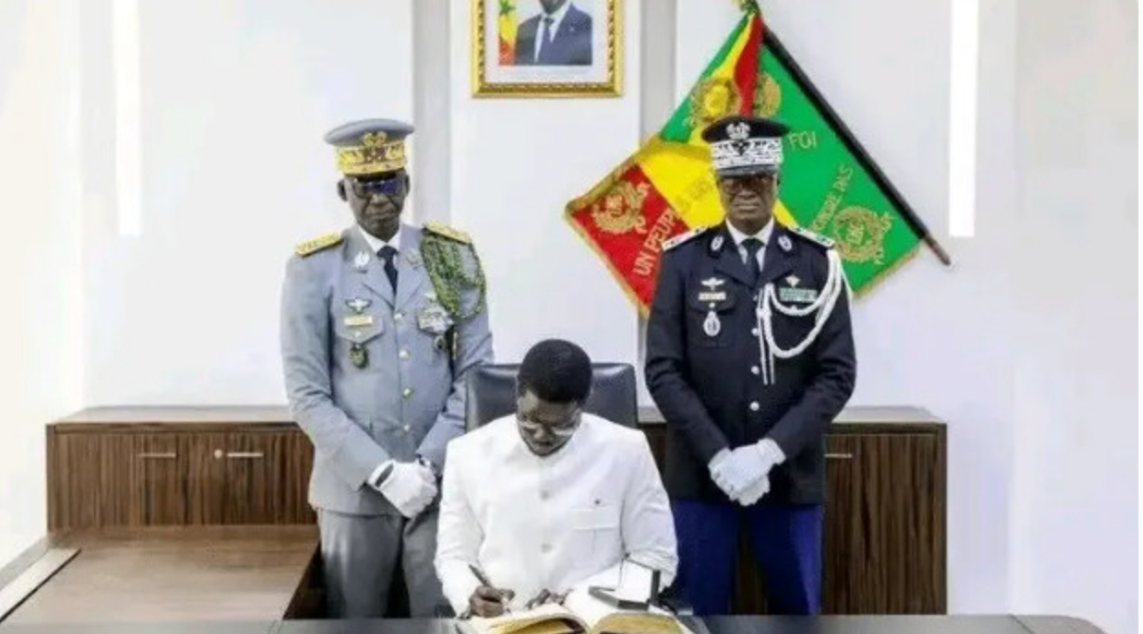 Décret présidentiel : Le président Bassirou Diomaye Faye se renforce avec le Colonel Birane Niang