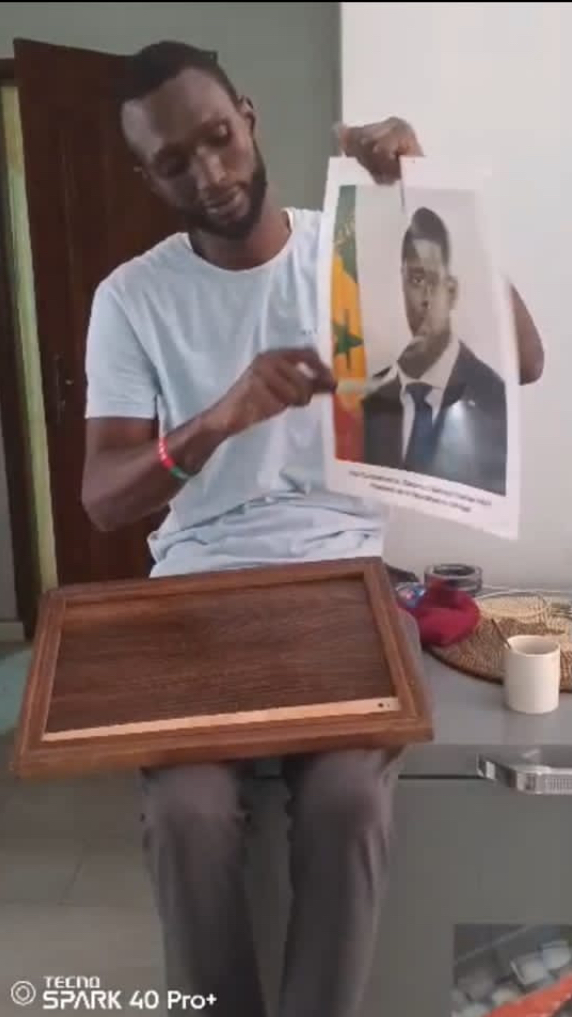 DÉCHIRER PUBLIQUEMENT LA PHOTO OFFICIELLE DU PRÉSIDENT EST UNE  INFRACTION A LA LOI PÉNALE.*