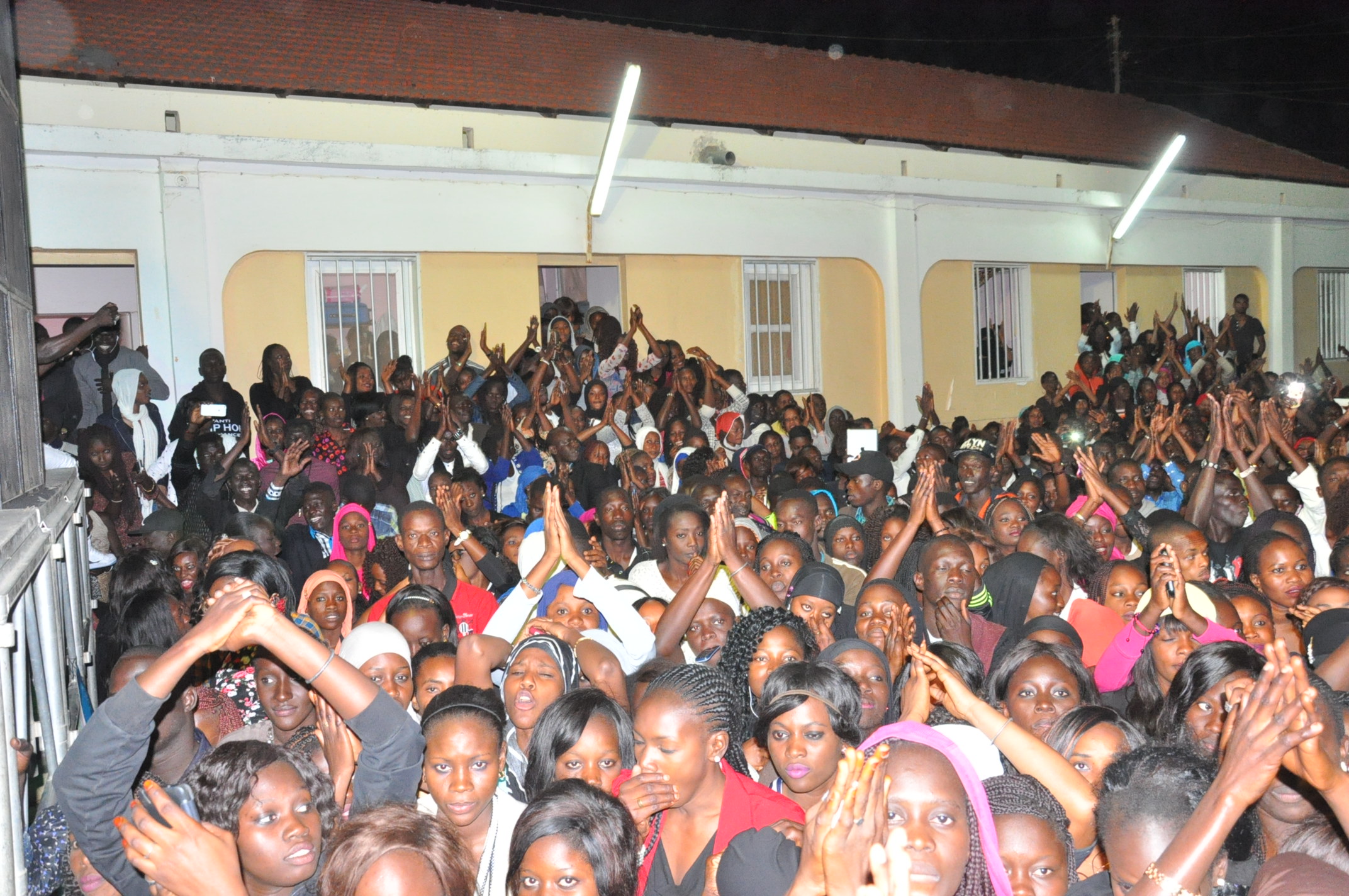 En intégralité du concert explosif de Pape Diouf chez les étudiantes de la cité Claudel. Regardez