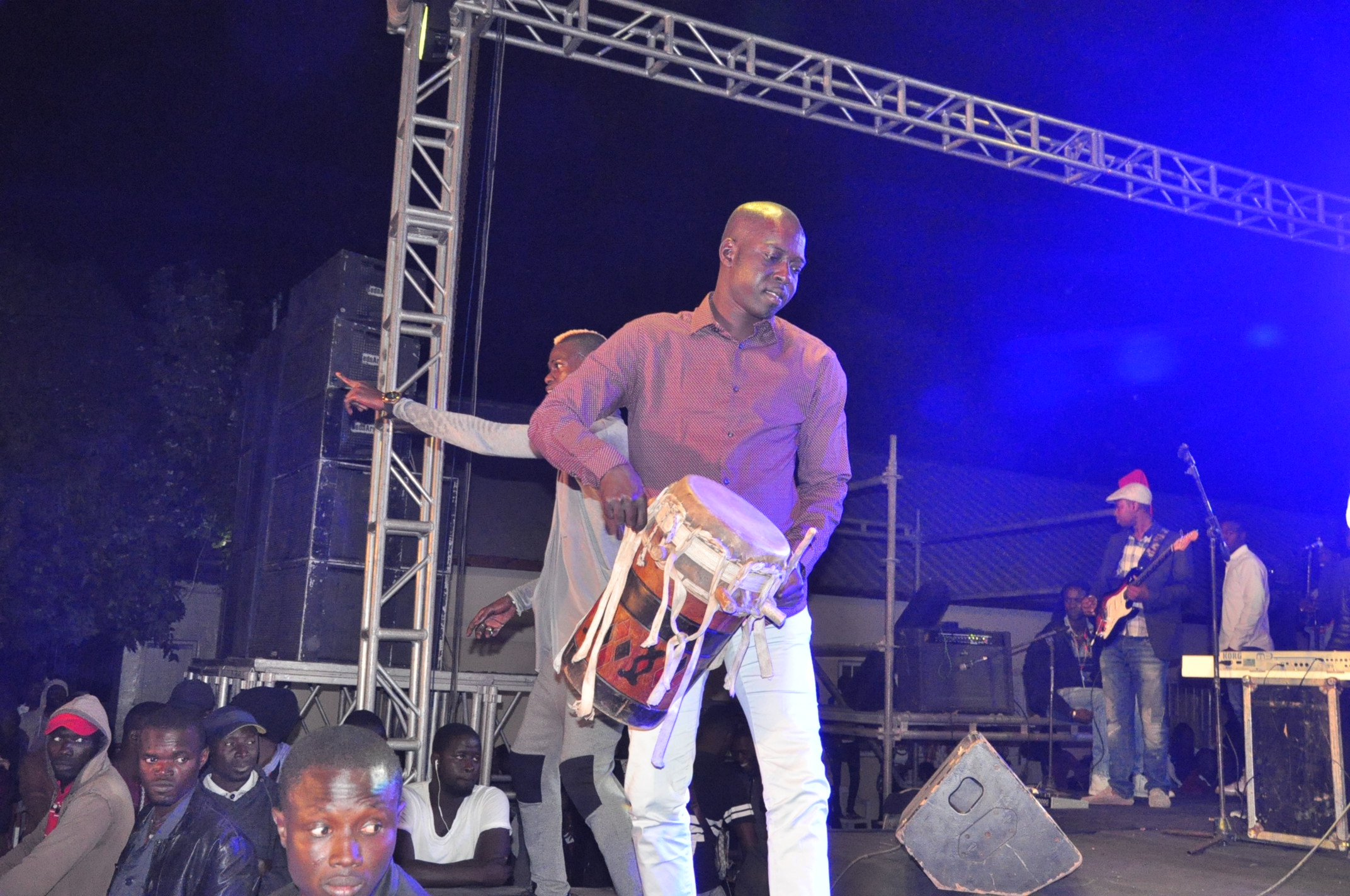 En intégralité du concert explosif de Pape Diouf chez les étudiantes de la cité Claudel. Regardez