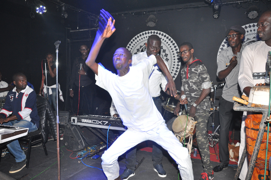 Dans la chaleur des Almadies Pape Diouf explose le Baramundi.