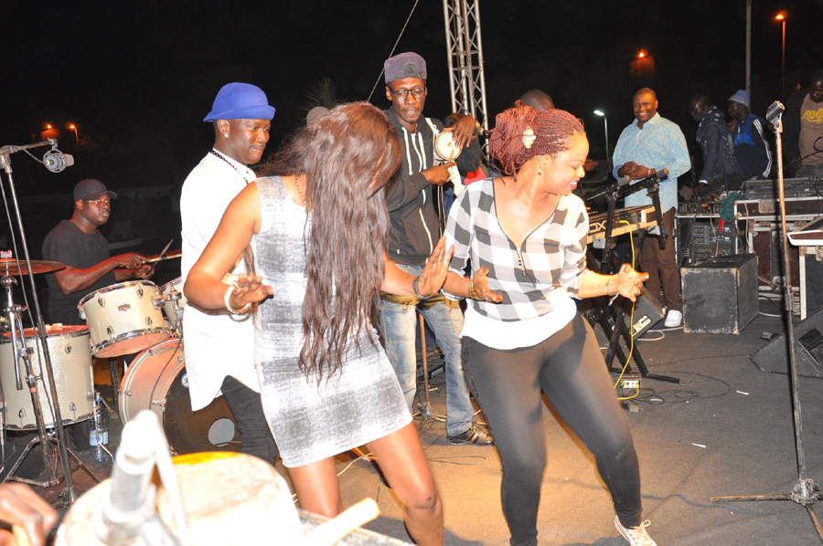 En images St Louis vibre au rythme du Pape de la musique Sénégalaise. Pape Diouf draine du monde à Ndar. Regardez