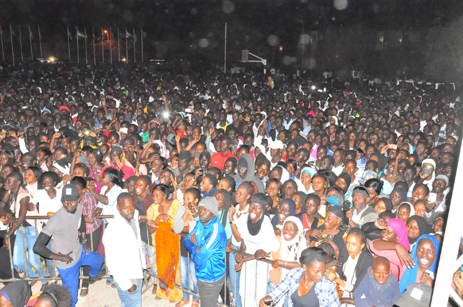 En images St Louis vibre au rythme du Pape de la musique Sénégalaise. Pape Diouf draine du monde à Ndar. Regardez