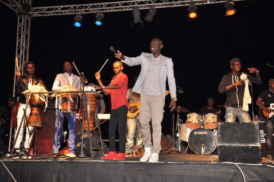 En images St Louis vibre au rythme du Pape de la musique Sénégalaise. Pape Diouf draine du monde à Ndar. Regardez