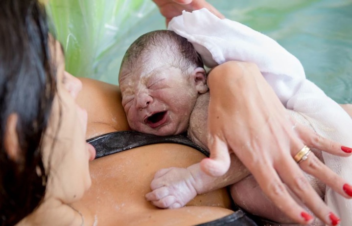 La jeune maman voulait désespérément accoucher à la maison. Les photos sont incroyables.