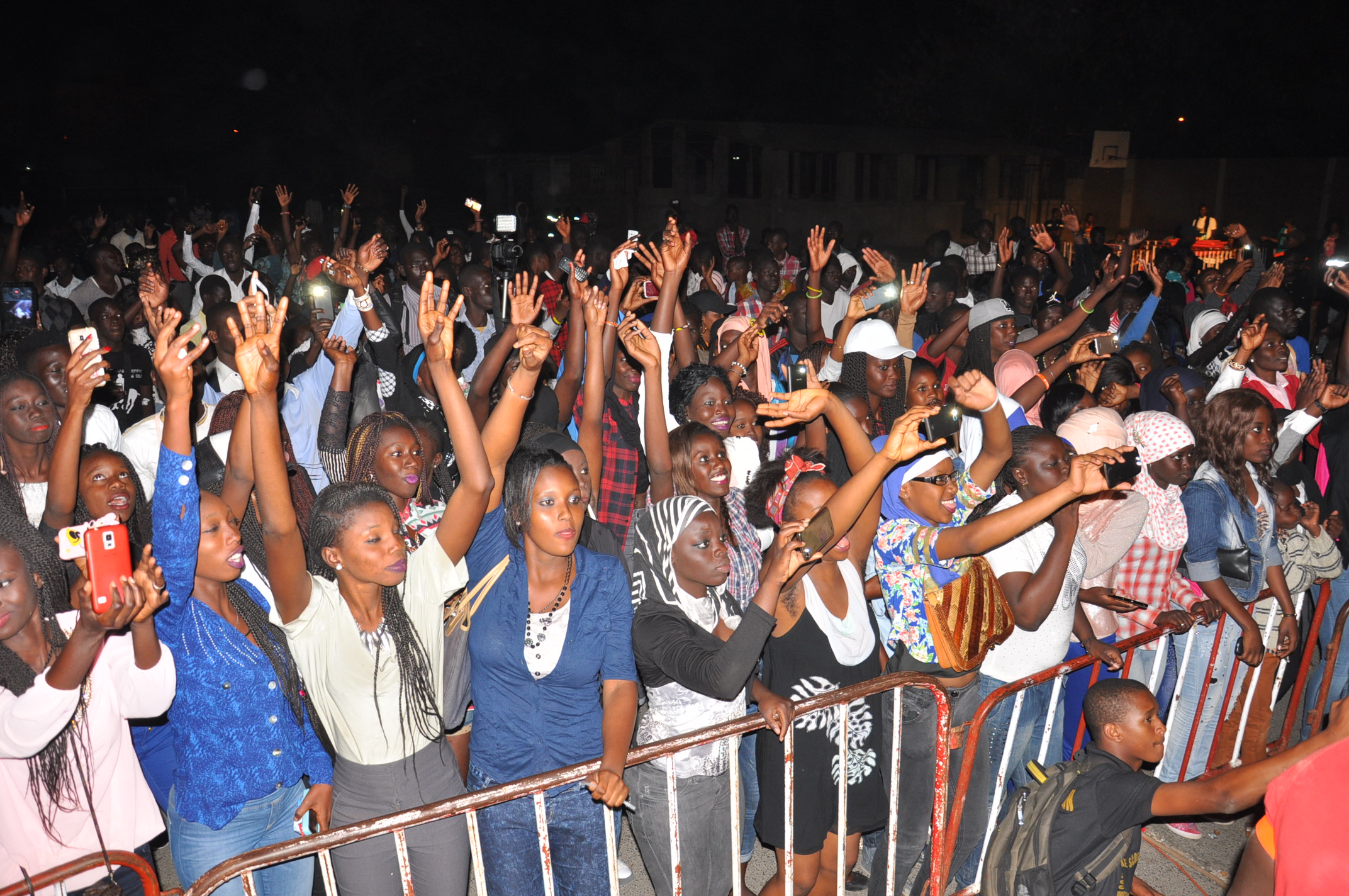 Concert de la jeunesse consciente: Pape Diouf remet " l'éssence dans le feu".Regardez