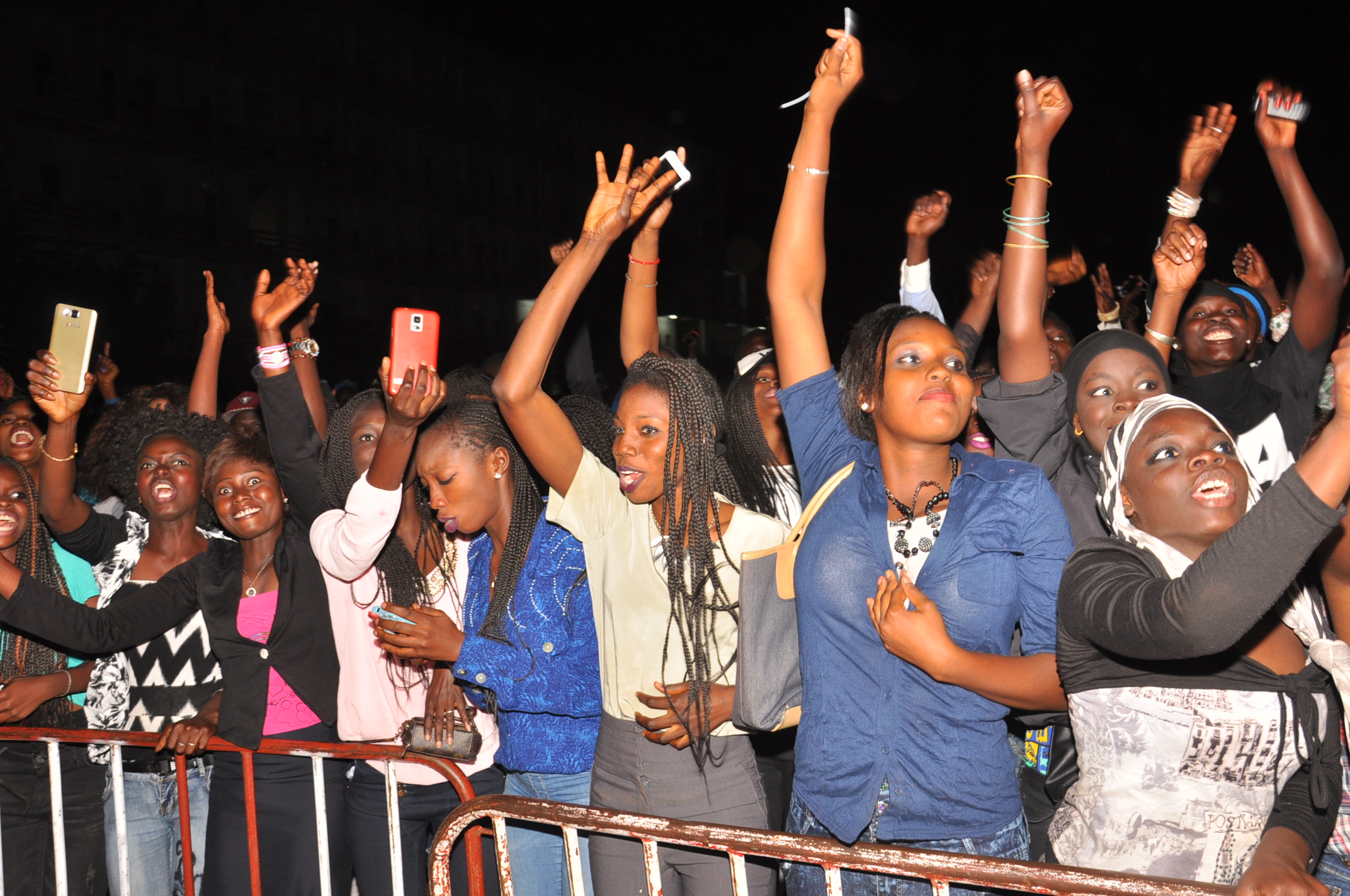Concert de la jeunesse consciente: Pape Diouf remet " l'éssence dans le feu".Regardez