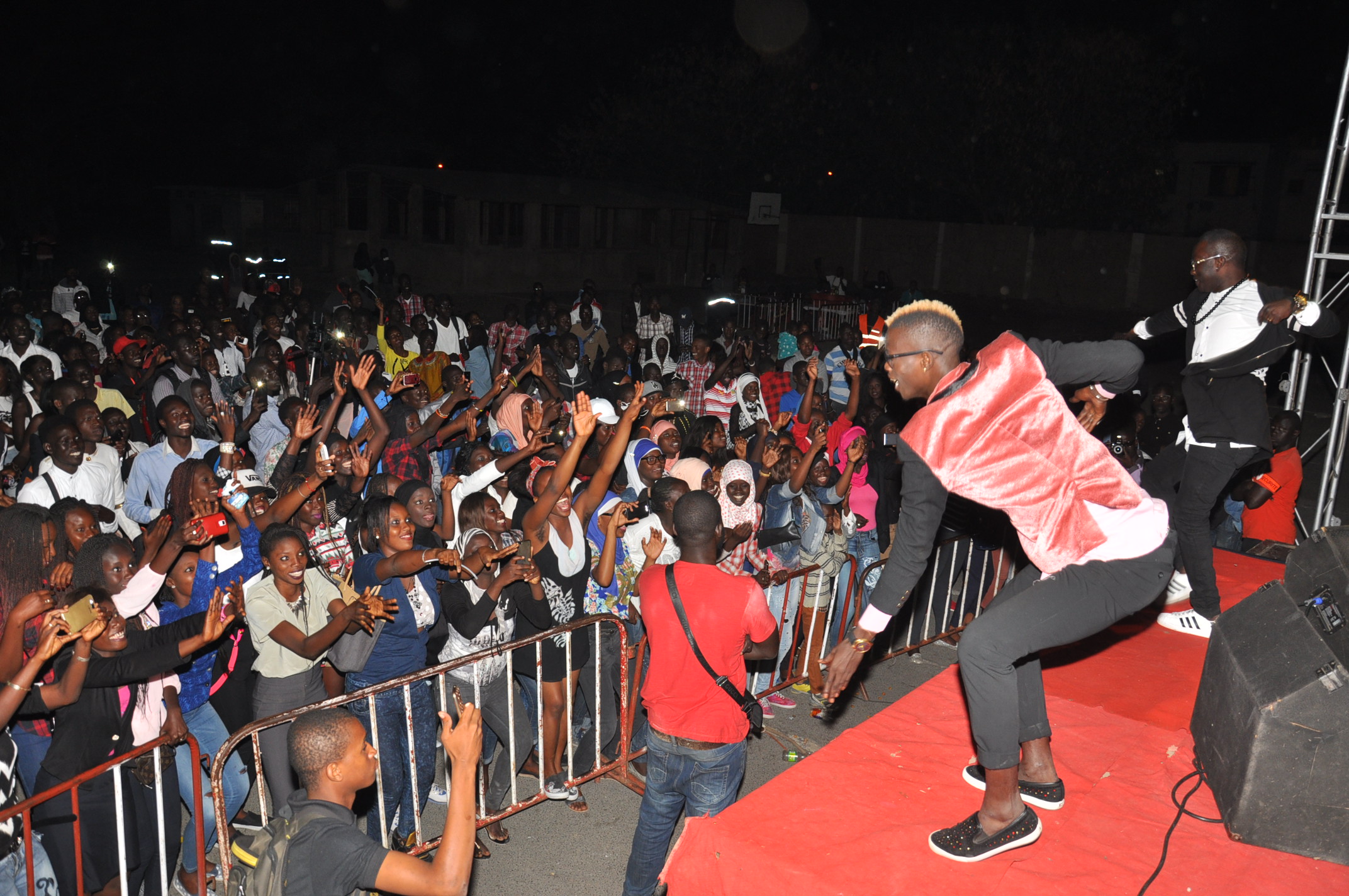 Concert de la jeunesse consciente: Pape Diouf remet " l'éssence dans le feu".Regardez
