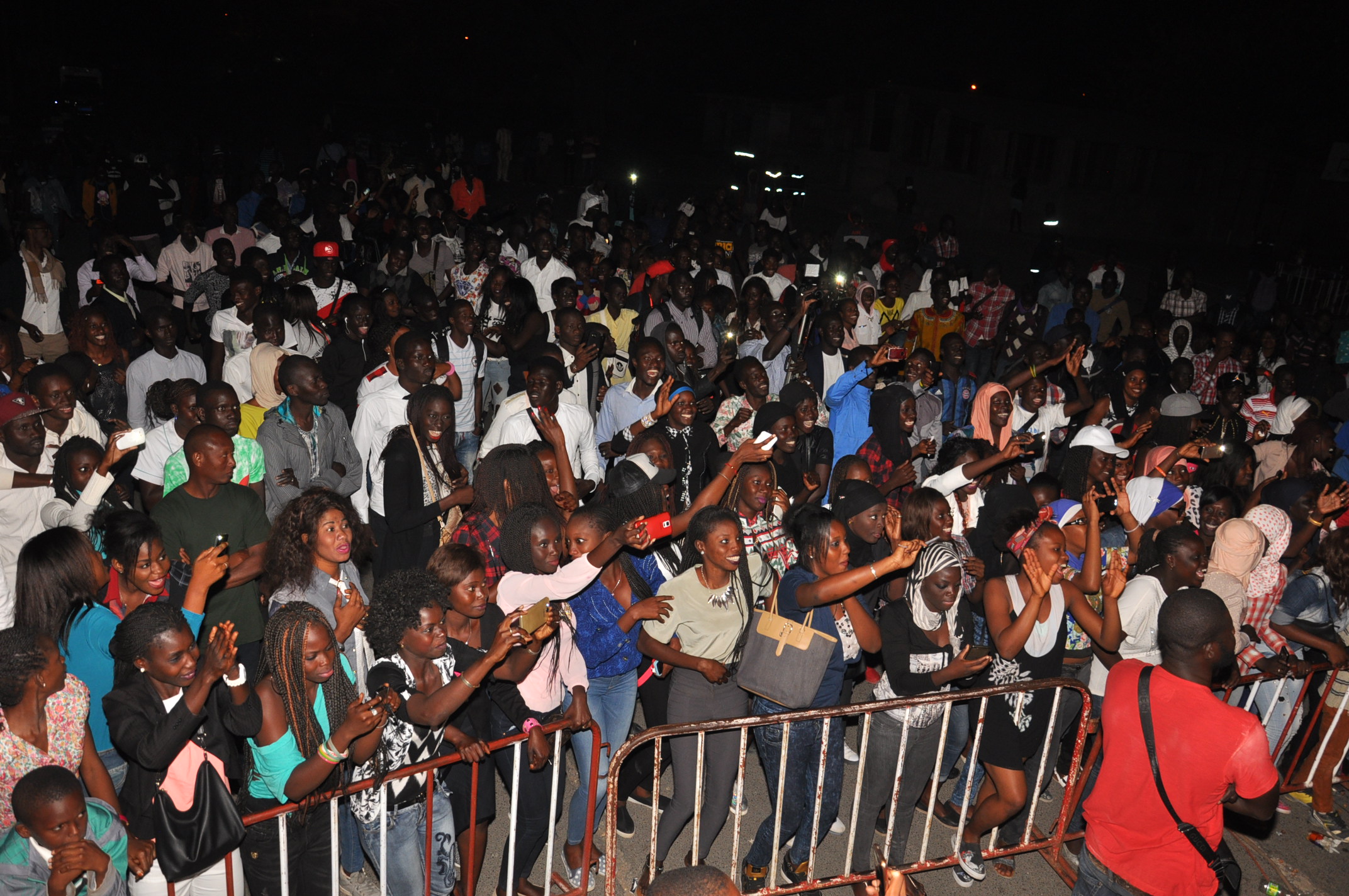 Concert de la jeunesse consciente: Pape Diouf remet " l'éssence dans le feu".Regardez