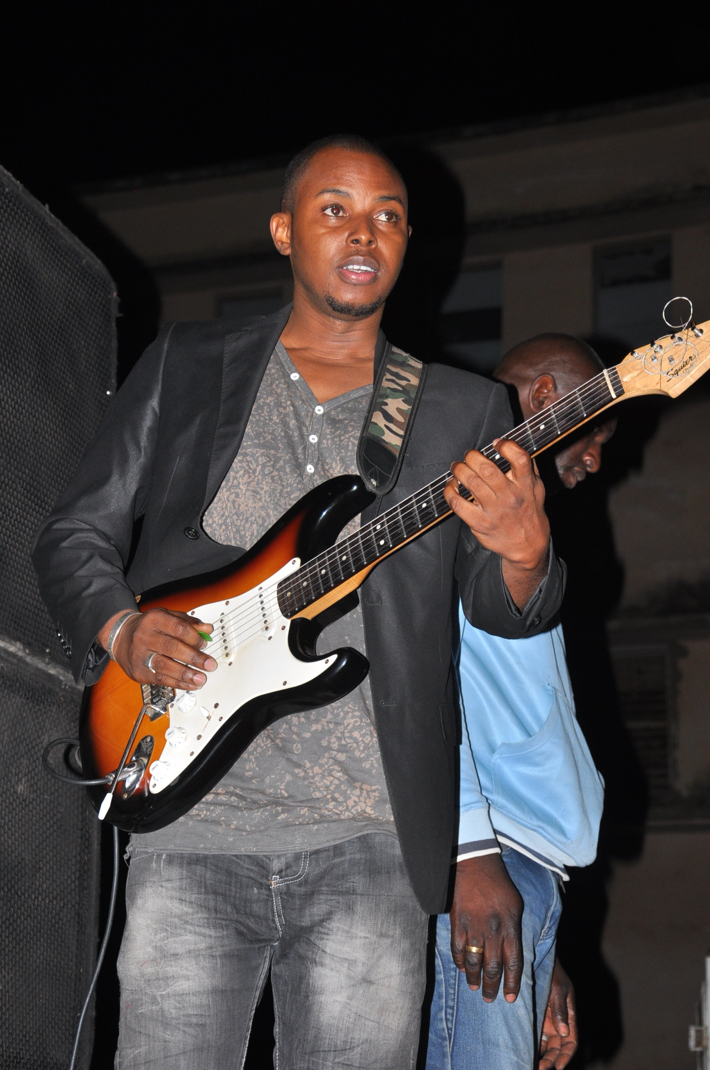 Concert de la jeunesse consciente: Pape Diouf remet " l'éssence dans le feu".Regardez