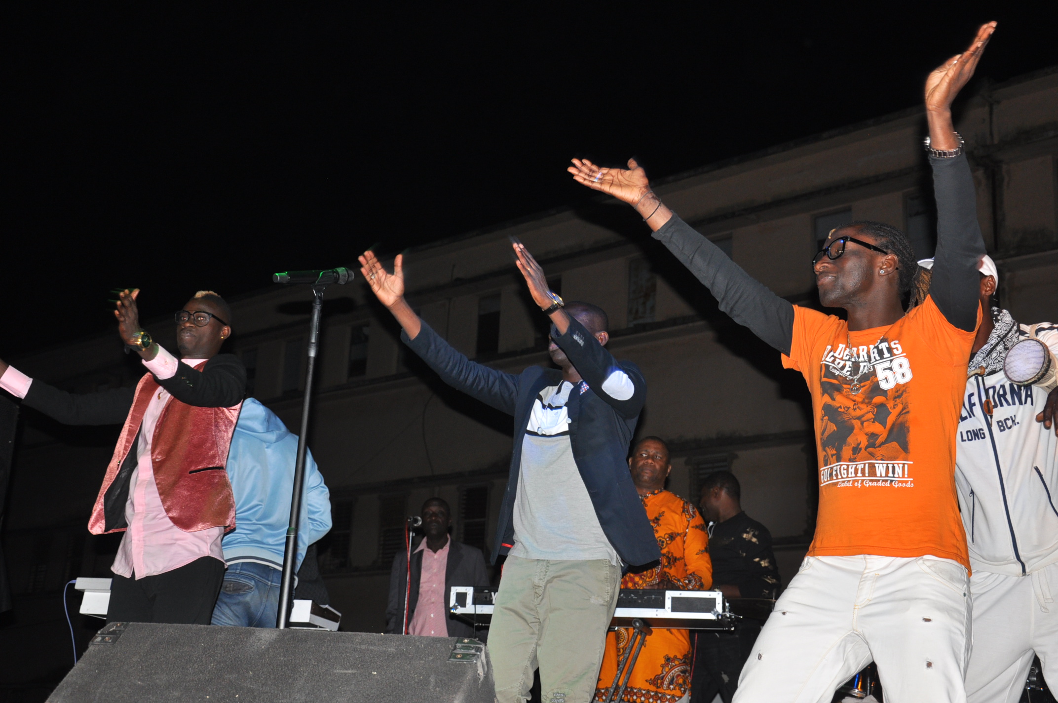 Concert de la jeunesse consciente: Pape Diouf remet " l'éssence dans le feu".Regardez