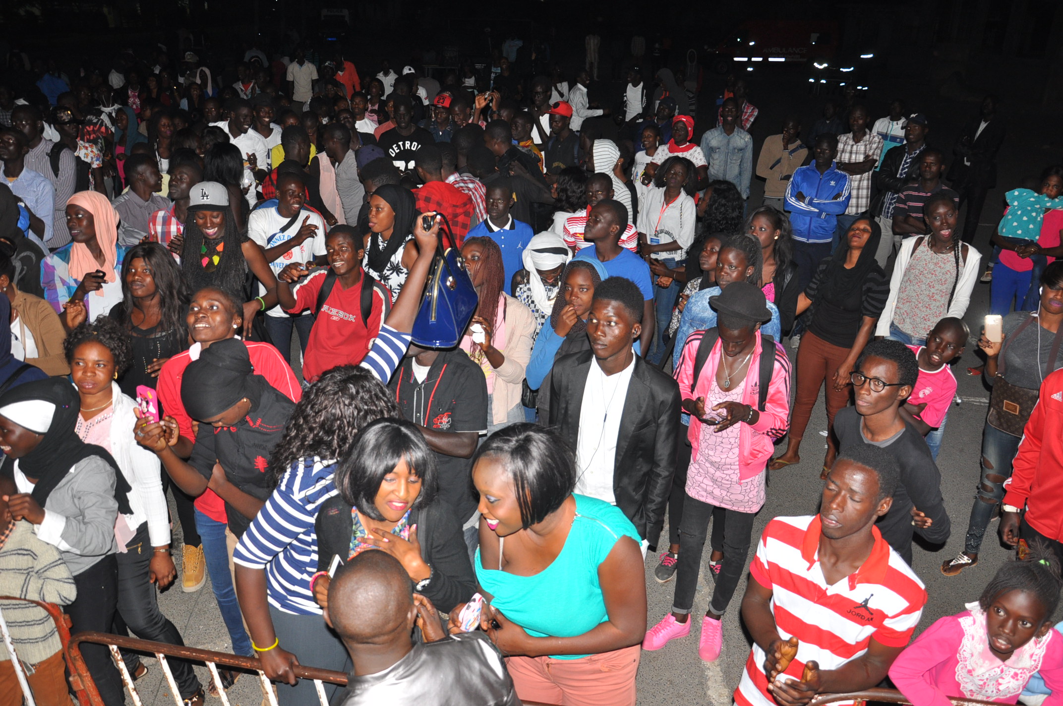 Concert de la jeunesse consciente: Pape Diouf remet " l'éssence dans le feu".Regardez